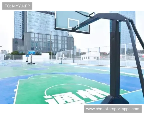 球队训练基地开放日吸引大批球迷，nba球队训练馆