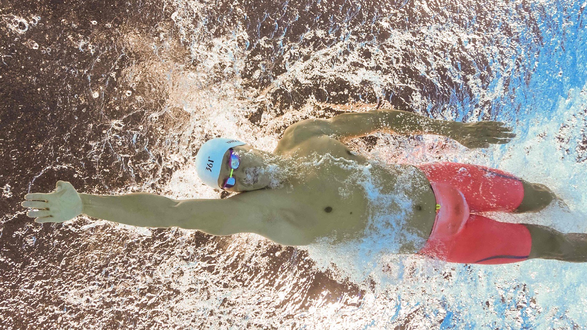 星空国际体育-欧洲杯边裁与主裁的配合被专业人士点评，2020欧洲杯裁判服